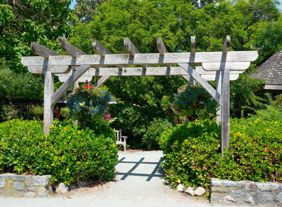 Discover this charming property featuring a beautiful wooden pergola entrance, perfect for creating a welcoming atmosphere.