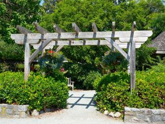 Discover this charming property featuring a beautiful wooden pergola entrance, perfect for creating a welcoming atmosphere.