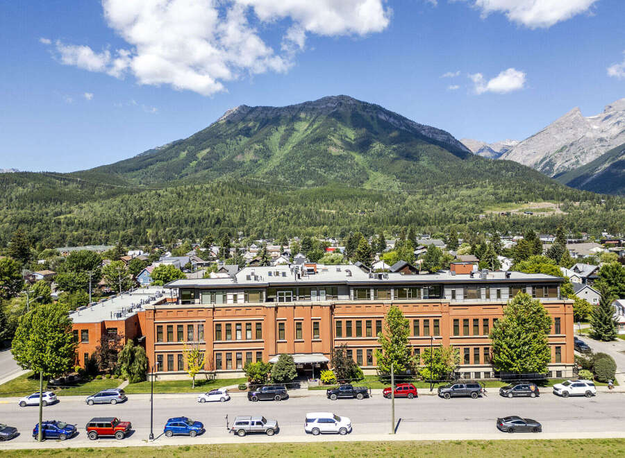 Discover this stunning property nestled against a majestic mountain backdrop, offering breathtaking views and a serene environment.
