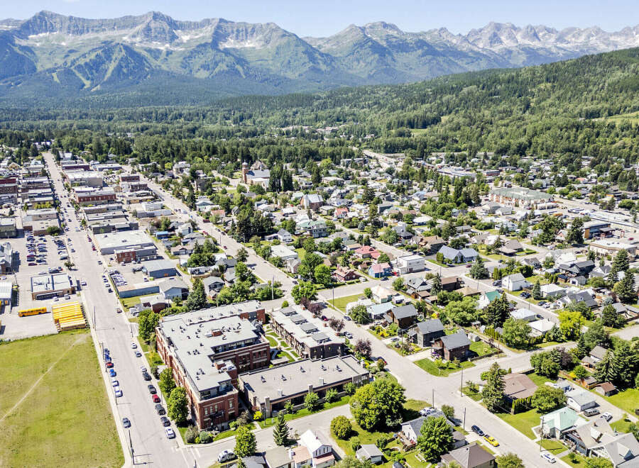 Discover this charming town nestled against a backdrop of majestic mountains.