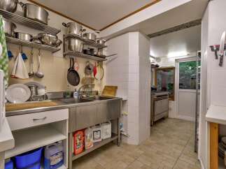 Discover a functional and well-equipped kitchen perfect for culinary enthusiasts.