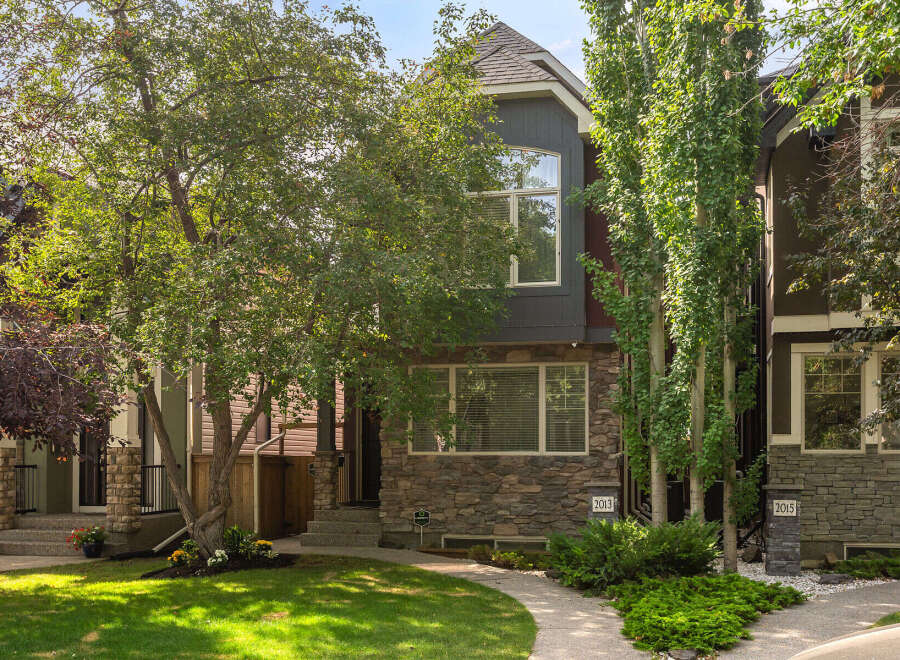 Discover this charming townhouse featuring a striking stone facade and a multi-level design.