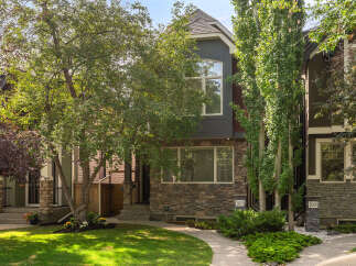 Discover this charming townhouse featuring a striking stone facade and a multi-level design.