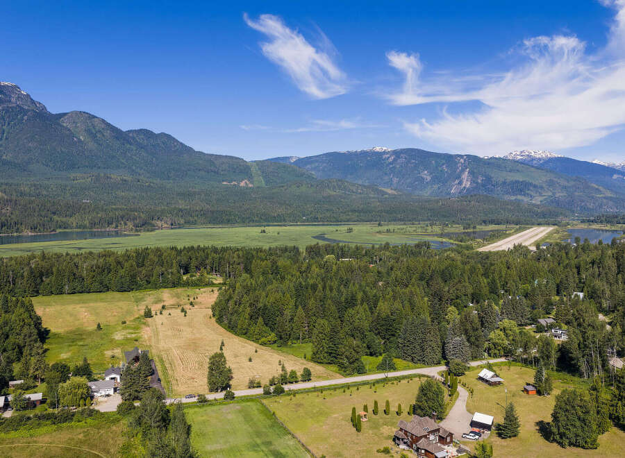 Discover this expansive property nestled amidst breathtaking mountain scenery and lush greenery.