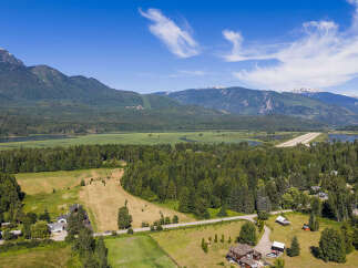 Discover this expansive property nestled amidst breathtaking mountain scenery and lush greenery.