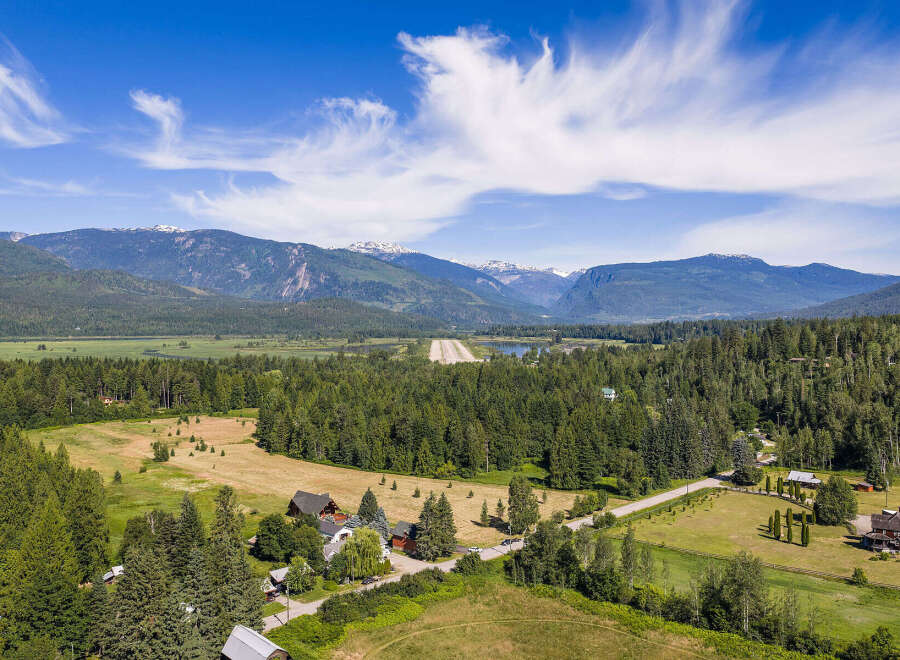 Discover this stunning rural estate offering breathtaking mountain views and a serene natural setting.