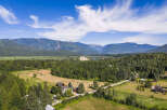 Discover this stunning rural estate offering breathtaking mountain views and a serene natural setting.