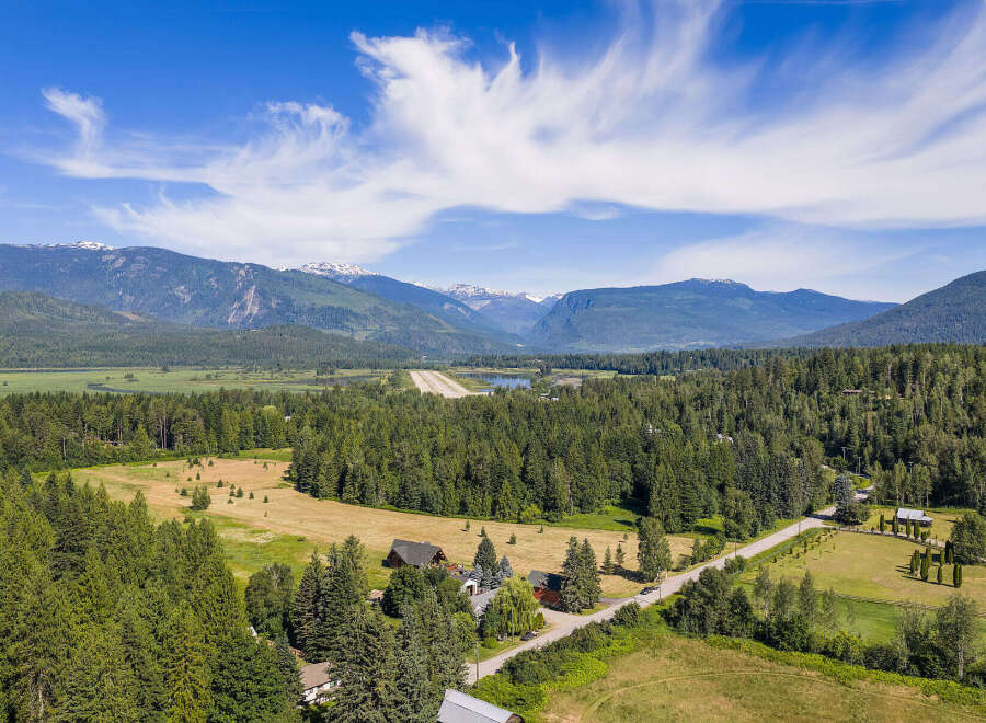 Discover this stunning rural property offering breathtaking mountain views and a serene natural setting.