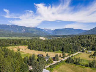 Discover this stunning rural property offering breathtaking mountain views and a serene natural setting.