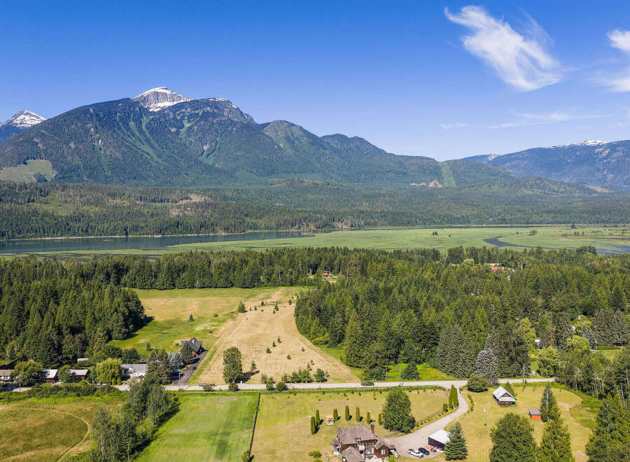 Discover this stunning rural property offering breathtaking mountain views and serene lake access.