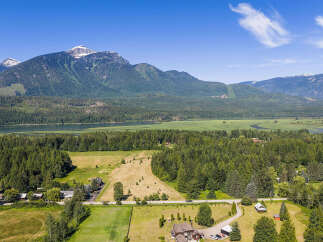 Discover this stunning rural property offering breathtaking mountain views and serene lake access.