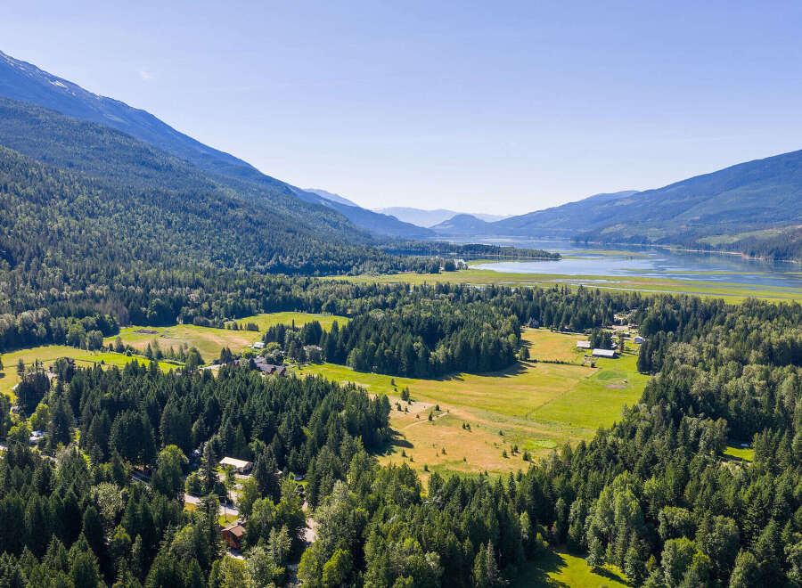 Discover this stunning property nestled amidst lush greenery and majestic mountains.
