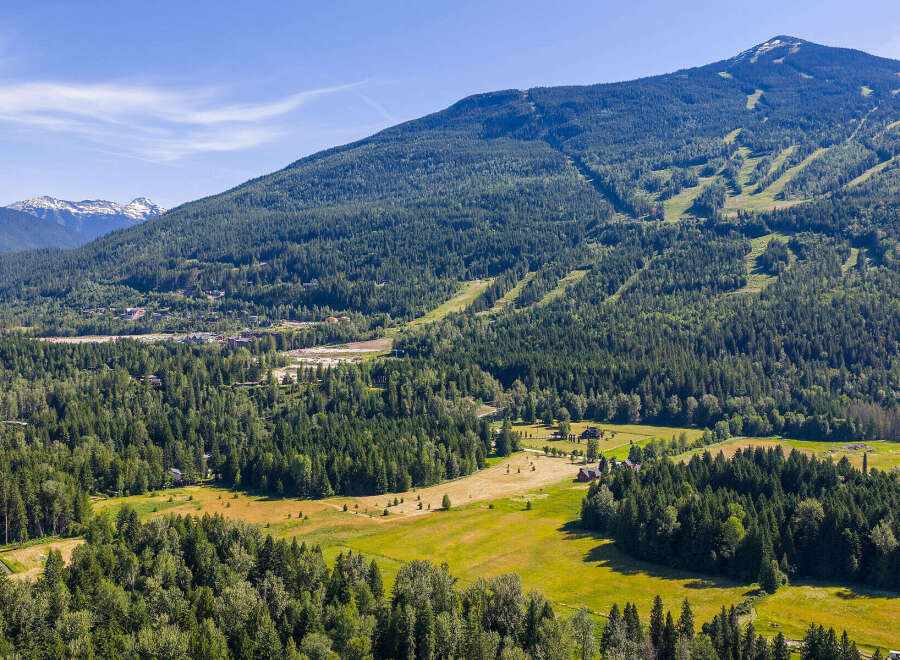 Discover this stunning mountain property offering breathtaking panoramic views and a serene natural setting.