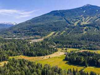 Discover this stunning mountain property offering breathtaking panoramic views and a serene natural setting.