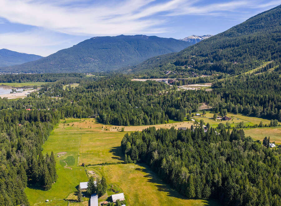 Discover this stunning property nestled amidst lush greenery and rolling hills, offering breathtaking mountain views.