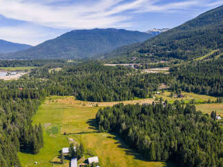 Discover this stunning property nestled amidst lush greenery and rolling hills, offering breathtaking mountain views.