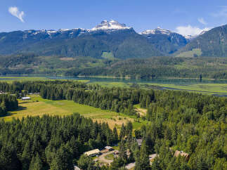 Discover this stunning property offering breathtaking mountain views and serene lake access.