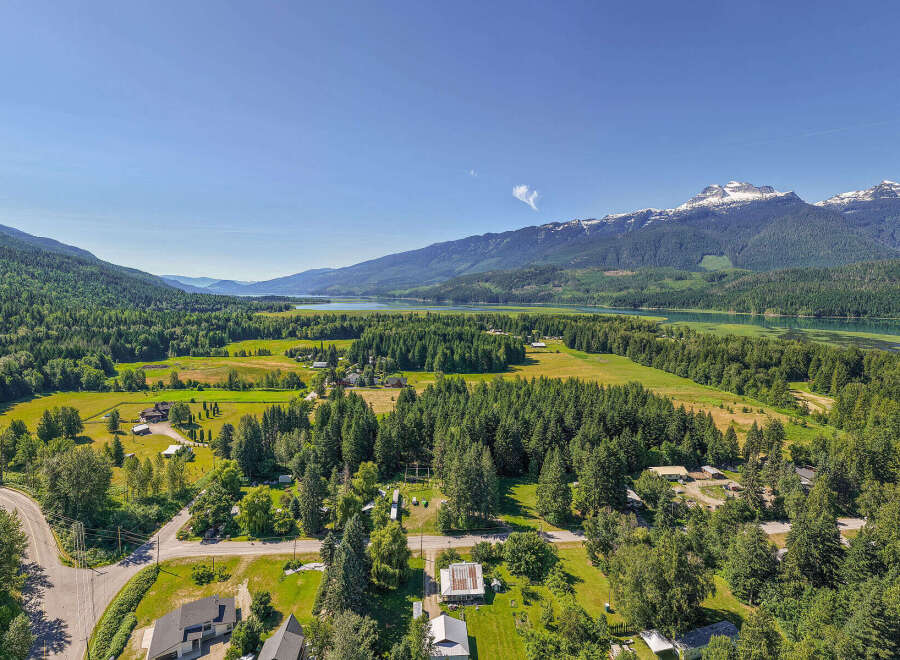 Discover this stunning property nestled in a picturesque valley, offering breathtaking mountain views and serene lake vistas.