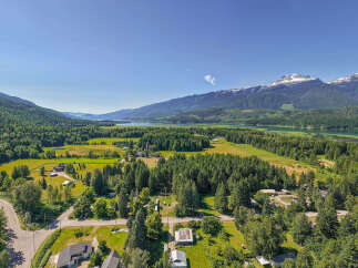Discover this stunning property nestled in a picturesque valley, offering breathtaking mountain views and serene lake vistas.