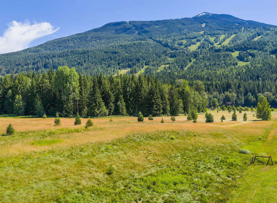 Discover breathtaking mountain views and serene natural beauty from this stunning property.