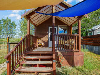 Discover this charming rustic cabin, perfect for a getaway.
