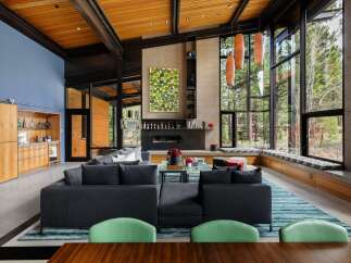 For Sale in Truckee with 6 Bedrooms and 6 Bathrooms
