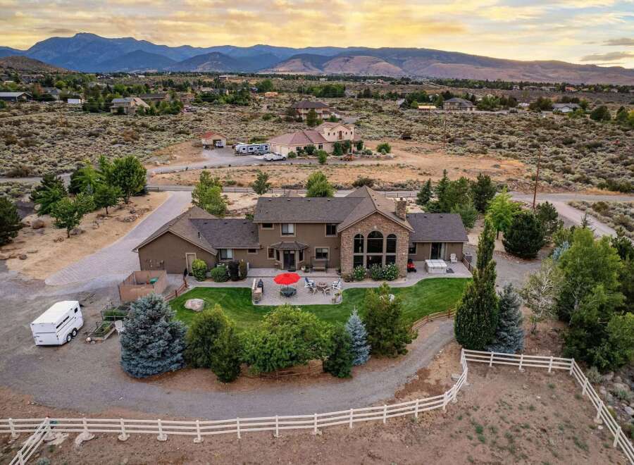 Discover this stunning estate nestled in a picturesque landscape, offering breathtaking mountain views and serene surroundings.