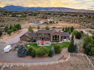 Discover this stunning estate nestled in a picturesque landscape, offering breathtaking mountain views and serene surroundings.