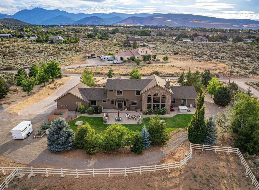 Discover this stunning estate nestled in a picturesque landscape, offering breathtaking mountain views and serene surroundings.