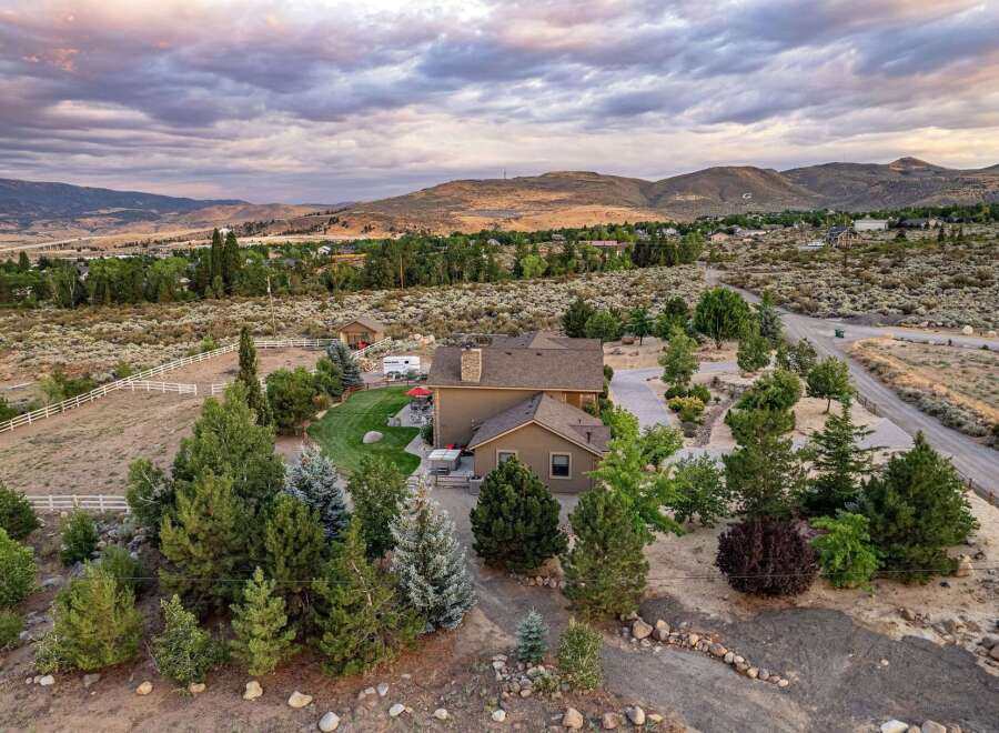 Discover this stunning property nestled in a serene landscape, offering breathtaking mountain views and a tranquil atmosphere.