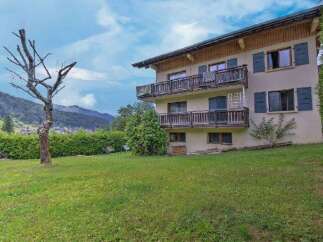 Discover this charming property nestled in a picturesque mountain setting.