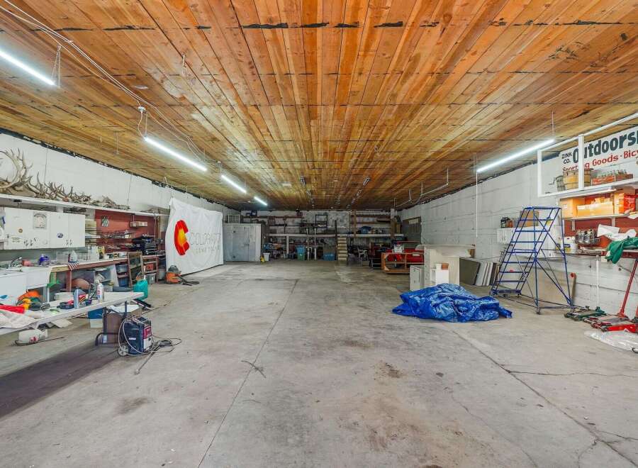 Discover this expansive workshop space, perfect for your business or hobby needs.