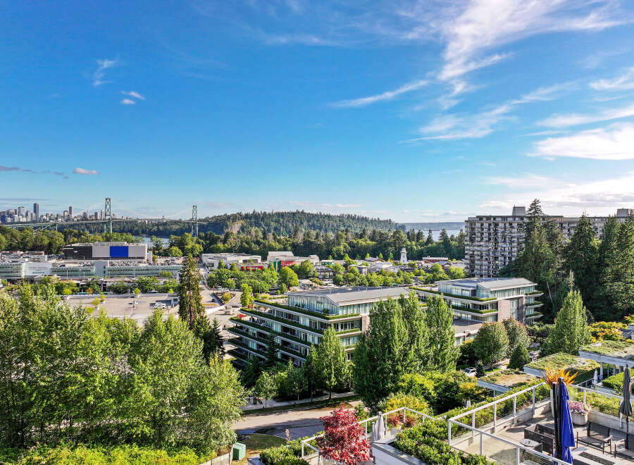 Experience luxury living with this stunning panoramic view overlooking the city skyline and Lions Gate Bridge.