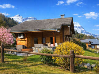 Experience serene mountain living in this charming wooden chalet, perfect for a cozy getaway.