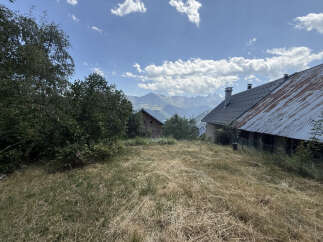 Discover this charming property nestled in the picturesque mountains, offering breathtaking panoramic views.
