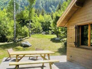 Experience serene mountain living in this charming wooden cabin, perfect for nature lovers.