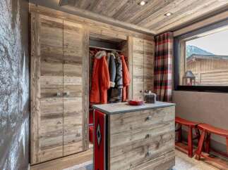 Experience rustic charm and practical storage in this mountain retreat.