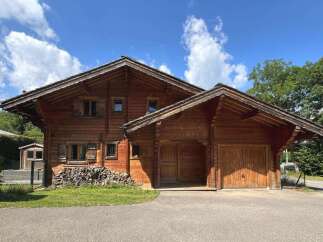 Discover this charming wooden chalet, perfect for a mountain getaway.