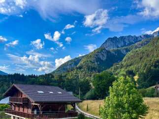 Nestled amidst breathtaking mountain scenery, this charming wooden chalet offers an idyllic retreat.