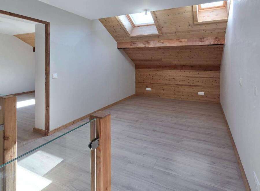 Discover this charming attic space, featuring a bright and airy atmosphere thanks to multiple skylights that flood the room with natural light.