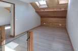 Discover this charming attic space, featuring a bright and airy atmosphere thanks to multiple skylights that flood the room with natural light.