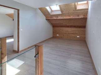 Discover this charming attic space, featuring a bright and airy atmosphere thanks to multiple skylights that flood the room with natural light.