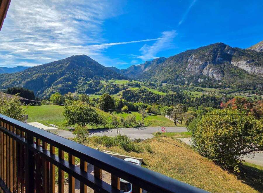 Experience breathtaking mountain views from this stunning property, perfect for nature lovers and outdoor enthusiasts.