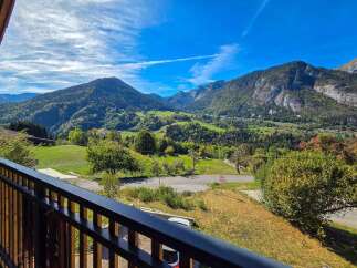 Experience breathtaking mountain views from this stunning property, perfect for nature lovers and outdoor enthusiasts.