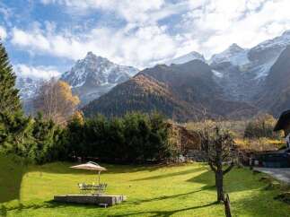 Experience breathtaking mountain views from this stunning property, perfect for nature lovers and outdoor enthusiasts.