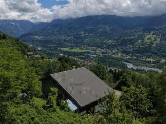 Experience breathtaking mountain views from this charming property nestled amidst lush greenery.