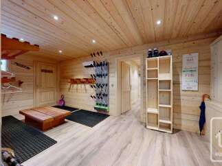 Discover this charming ski room, perfect for storing your winter gear.