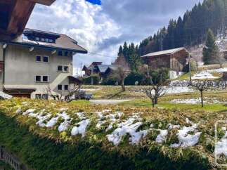 Discover this charming property nestled in a serene mountain landscape, perfect for those seeking tranquility and natural beauty.