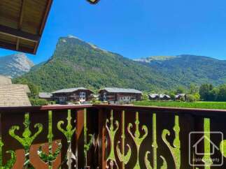 Experience breathtaking mountain views from this charming property, perfect for nature lovers and outdoor enthusiasts.
