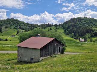 Discover this charming property nestled in a picturesque alpine landscape.